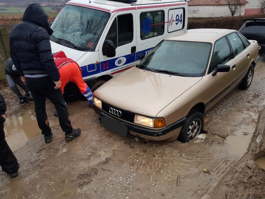 Foto-vest: Vozilo Hitne pomoći zaglavljeno u blatu 15 Zaglavljena Hitna foto citalac scaled