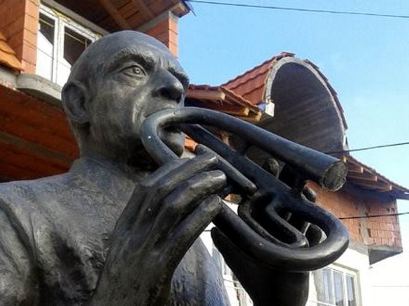 Ostecen spomenik Bakiji Bakicu foto i m