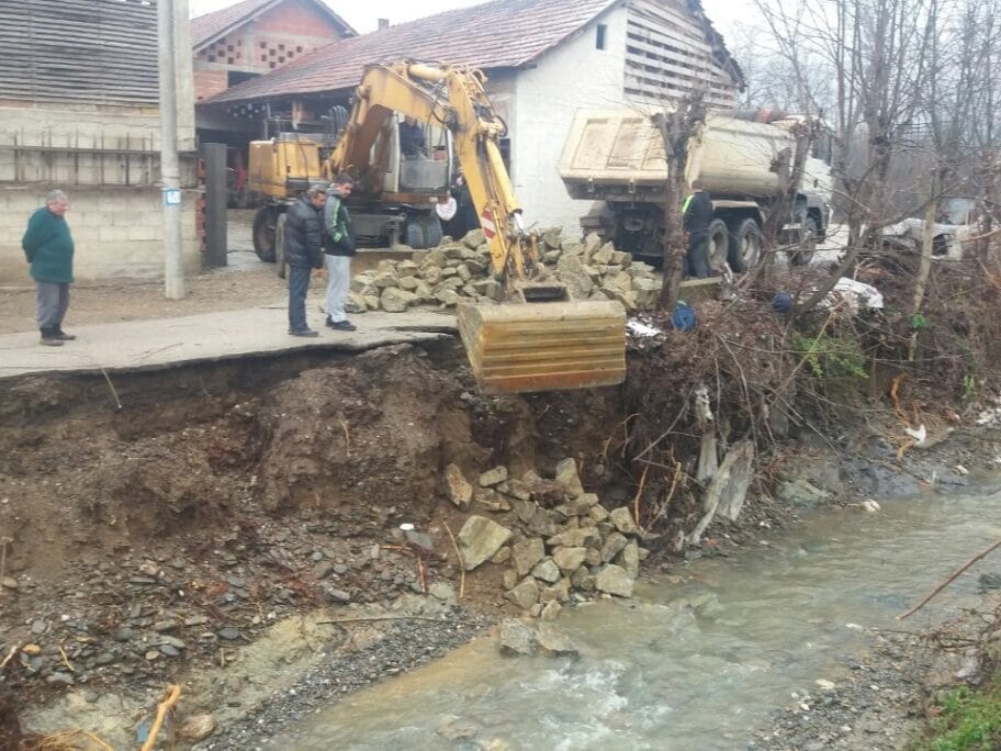 Počela sanacija klizišta u selu kod Vlasotinca 15 sanacija klizista