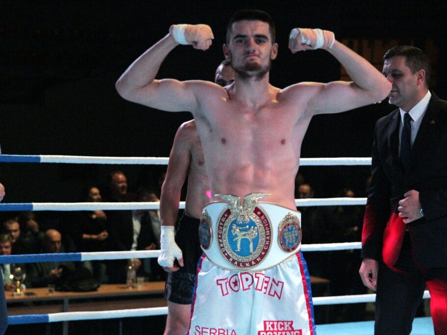 Novak Radulovic pojas profesionalnog sampiona Balkana foto KBK Nis scaled
