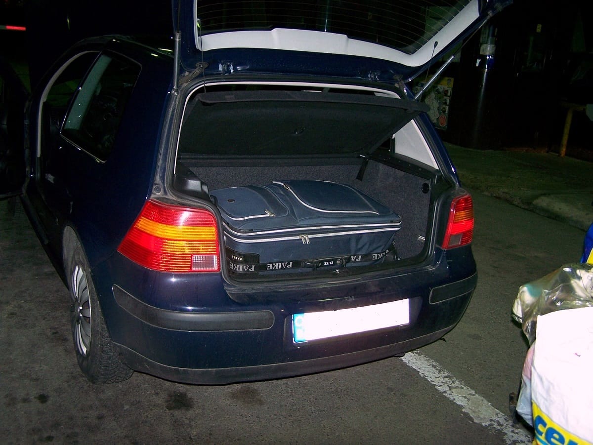 automobil sa spornim koferom Gradina