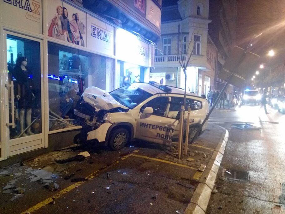Vozilo interventne policije uletelo u izlog u Dušanovoj 14 Interventna udes foto M Z