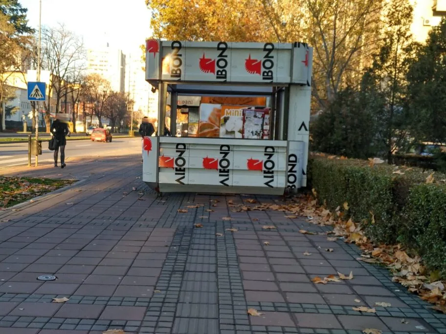 Kiosk na stazi za slepe foto citalac scaled