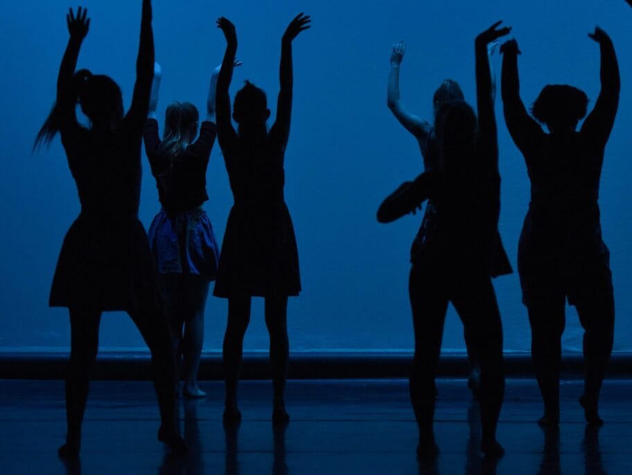 Skolska predstava ilustracija flickr Steven Pisano scaled