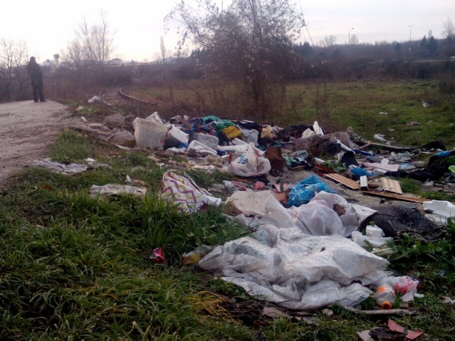 Divlja deponija mesecima "krasi" okretnicu na Delijskom visu 14 Deponija kod EI foto V Milic