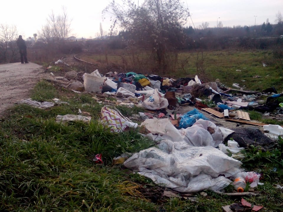 Divlja deponija mesecima "krasi" okretnicu na Delijskom visu 1 Deponija kod EI foto V Milic