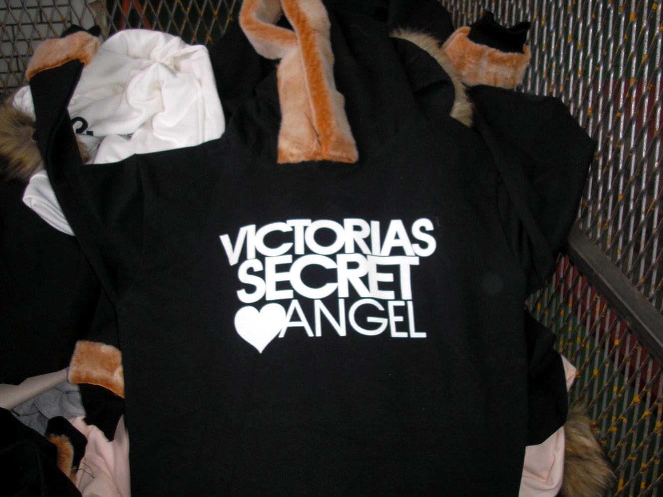 lazni odevni predmet Victorias secret angel uprava carina