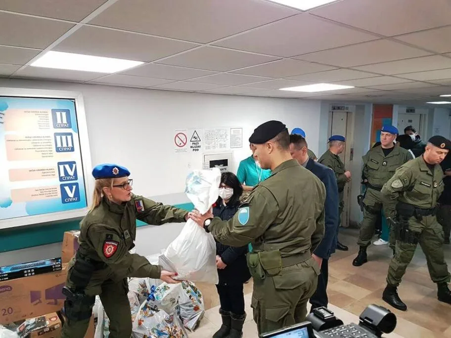 Zandarmi pokloni za decu foto KC Nis