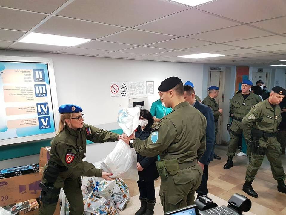 Niški žandarmi poklonili kompjutere i paketiće bolesnoj deci 1 Zandarmi pokloni za decu foto KC Nis