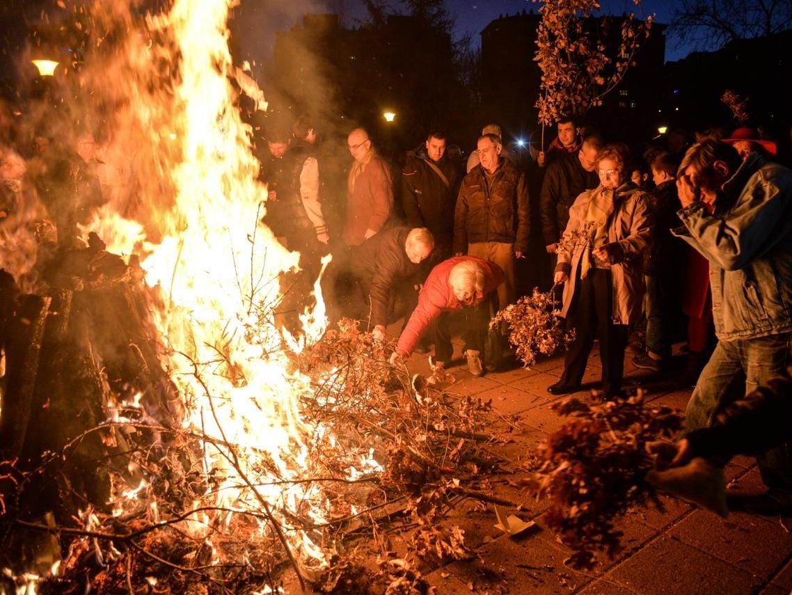 Česnica sa 6 dukata i paljenje badnjaka i ove godine ispred crkve u niškom parku 1 Bozic foto Vanja Keser