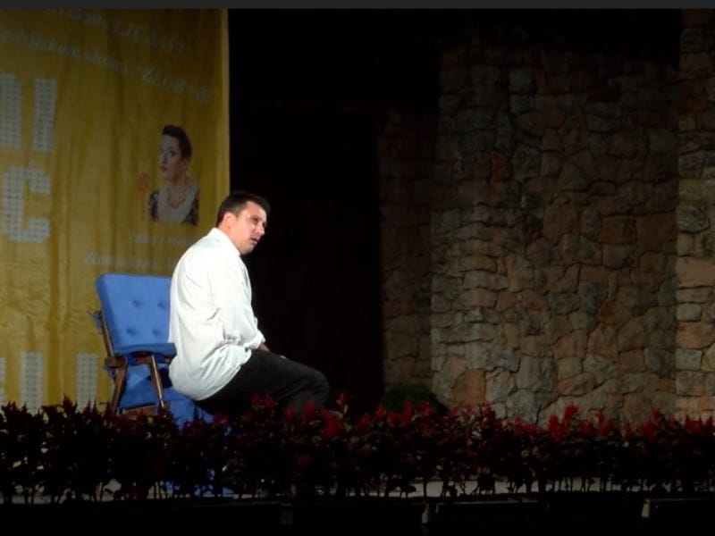 Andrija Milošević krajem januara izvodi komičnu predstavu u Nišu 10 Andrija Milosevic monokomedija foto printskrin jutjub