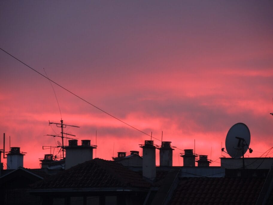 Nebo i krovovi foto V Milic scaled