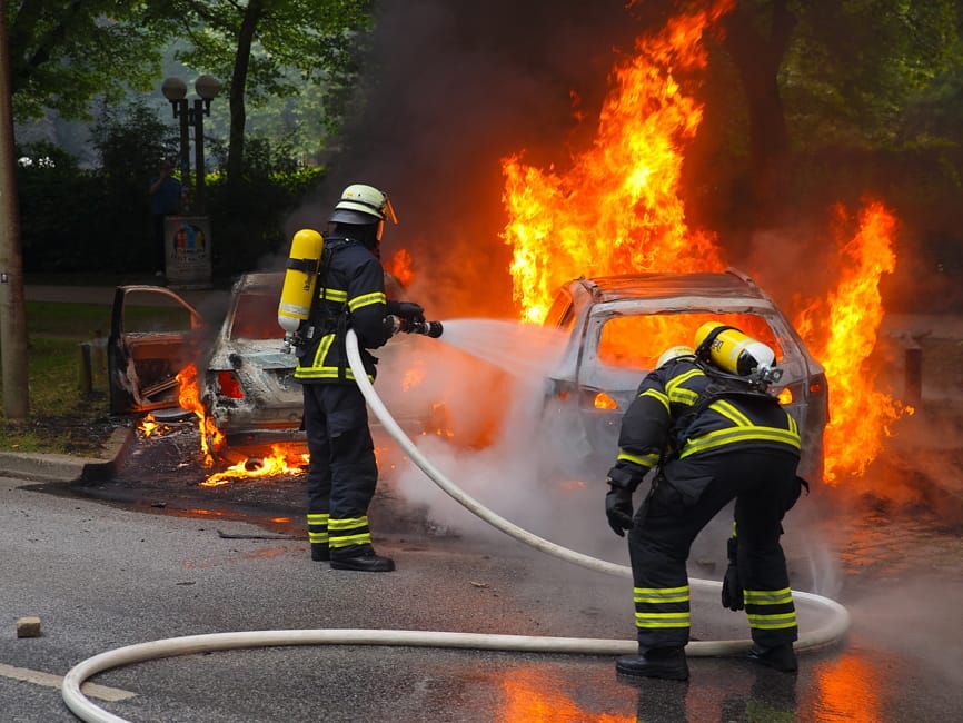 Iznoseći plinsku bocu zapalio tri parkirana automobila 5 Pozar kola januar 2018 foto flickr Montecruz Foto