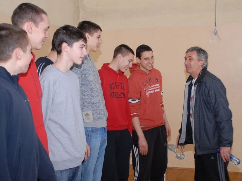 Svetislav Pešić u Nišu priča o svetskoj košarci 1 kosarkasi nibaka sa pesicem