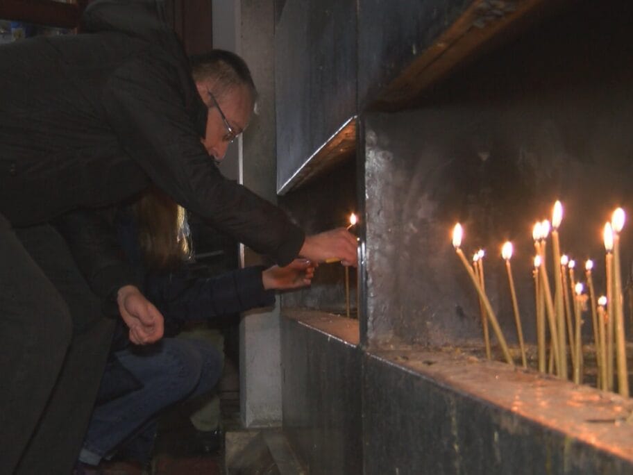Paljenje svece za Olivera Ivanovica foto N S
