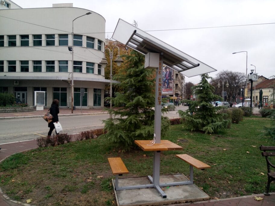 Solarno drveće u Nišu na meti vandala - "zaštićeno" kamerama koje ničemu ne služe 2 solarno drvo foto stefan markovic scaled