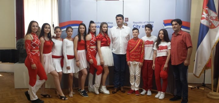 Pobednicka ekipa iz Nisa sa gradonacelnikom foto ni rs