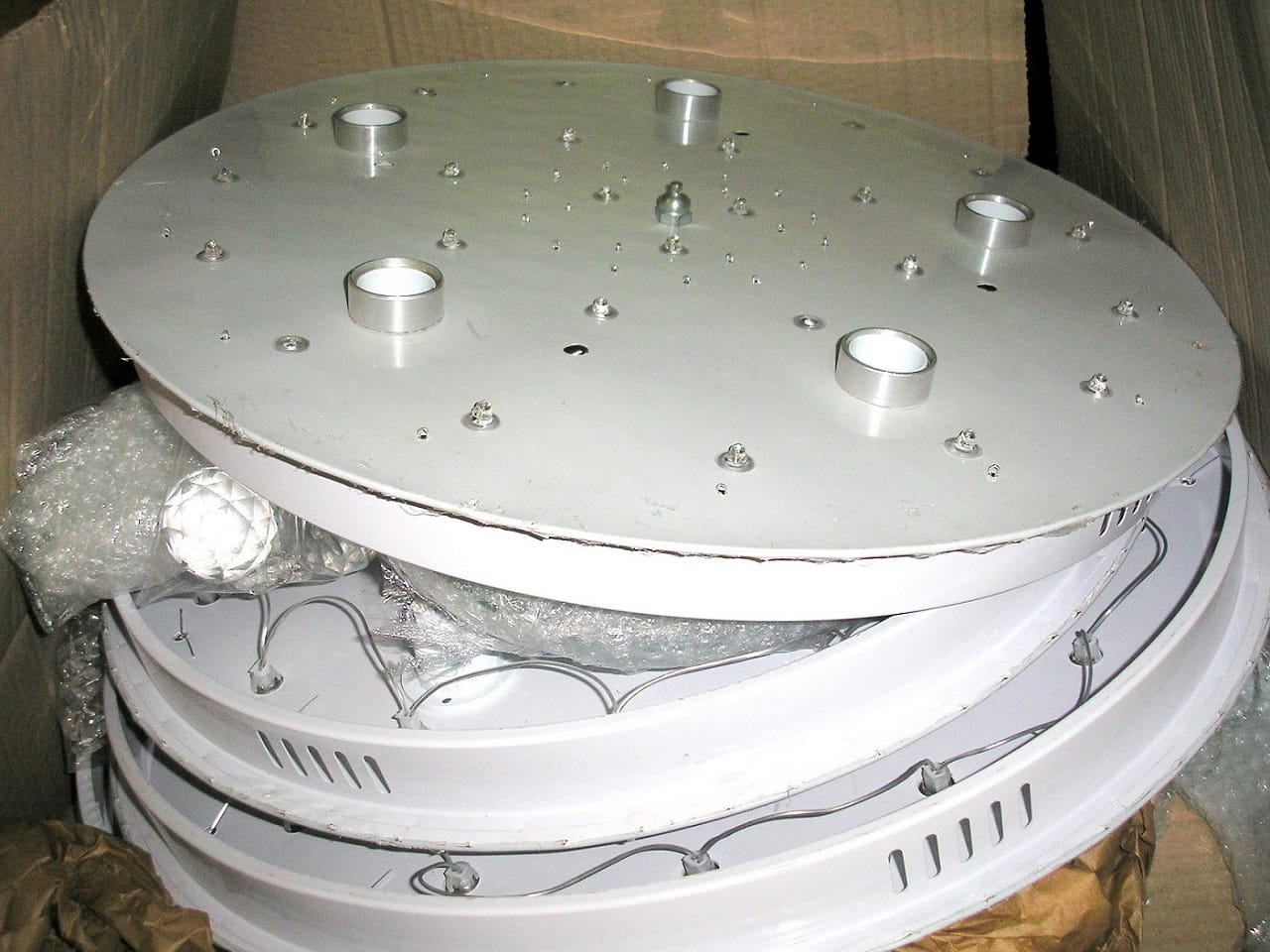 Zaplenjena led plafonjera na daljinsko upravljanje