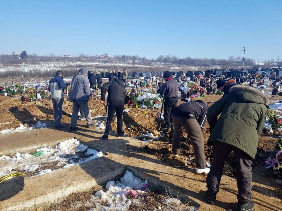 Zatvorenici kopaju na groblju foto R R