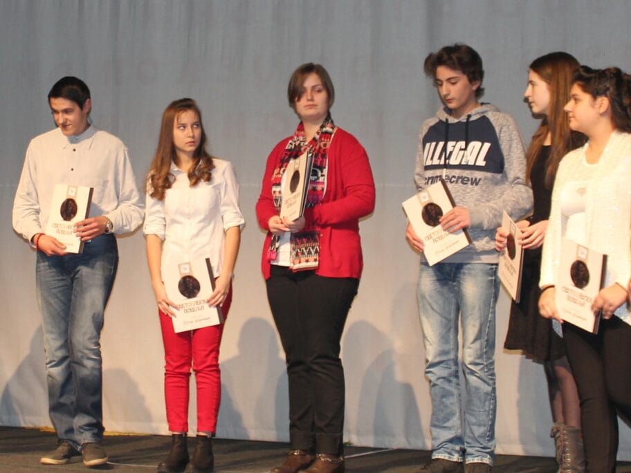 Najboljim učenicima u Leskovcu uručene Svetosavske povelje 14 nagradjeni ucenici januar 2018 foto Bojana Antic