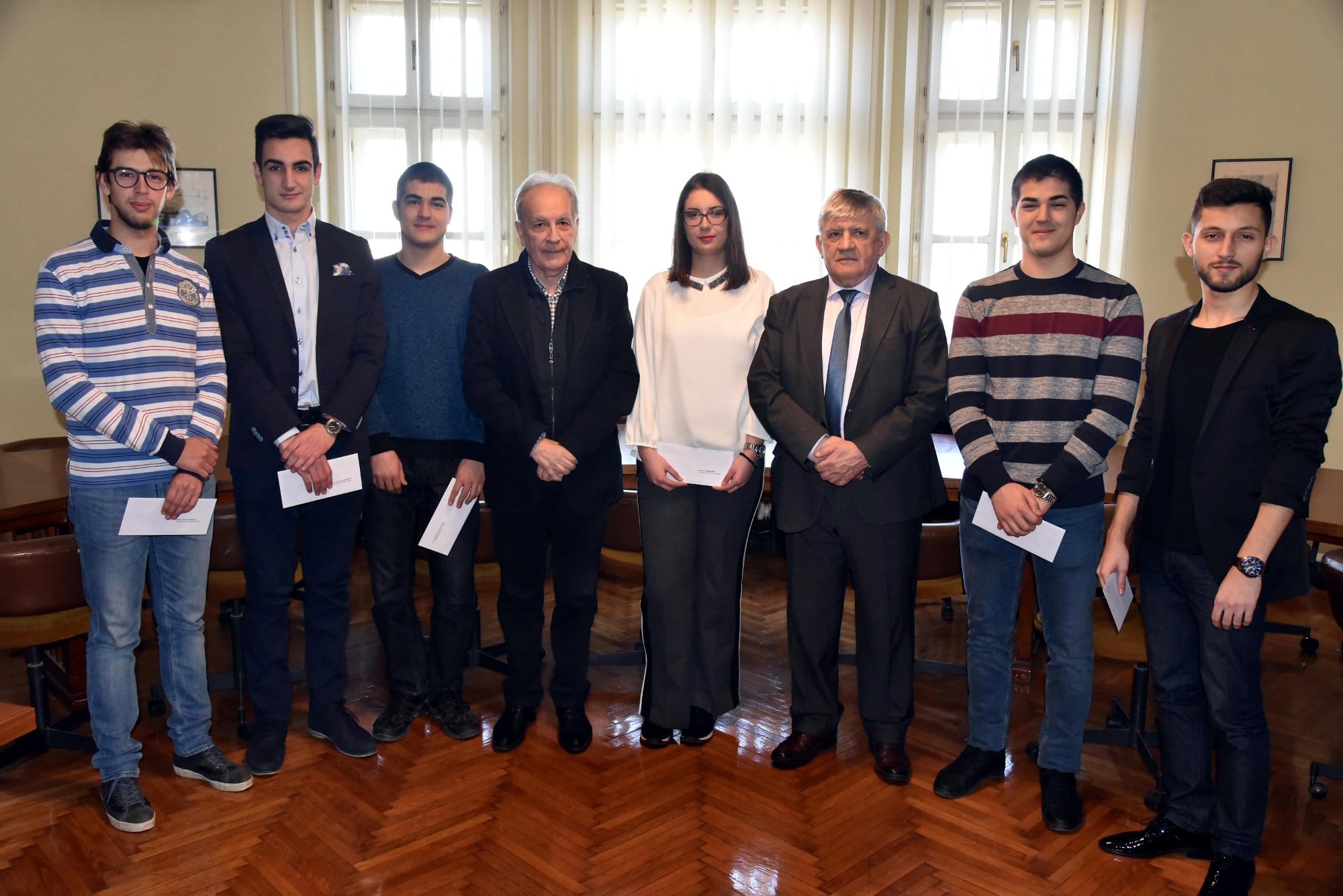 Nagradjeni srednjoskolci foto Dusan Mitic Car