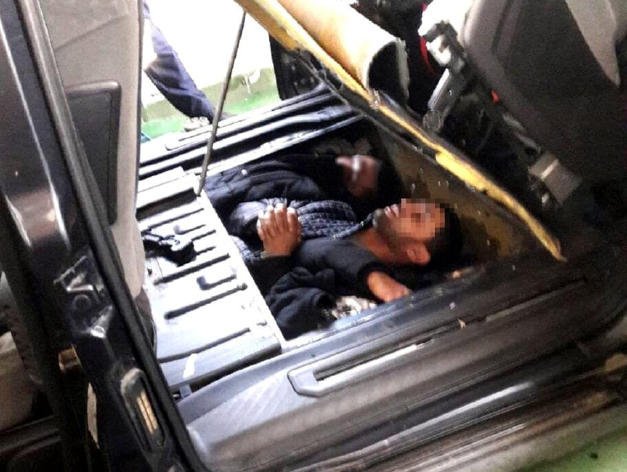 pod automobila pun migranata uprava carina