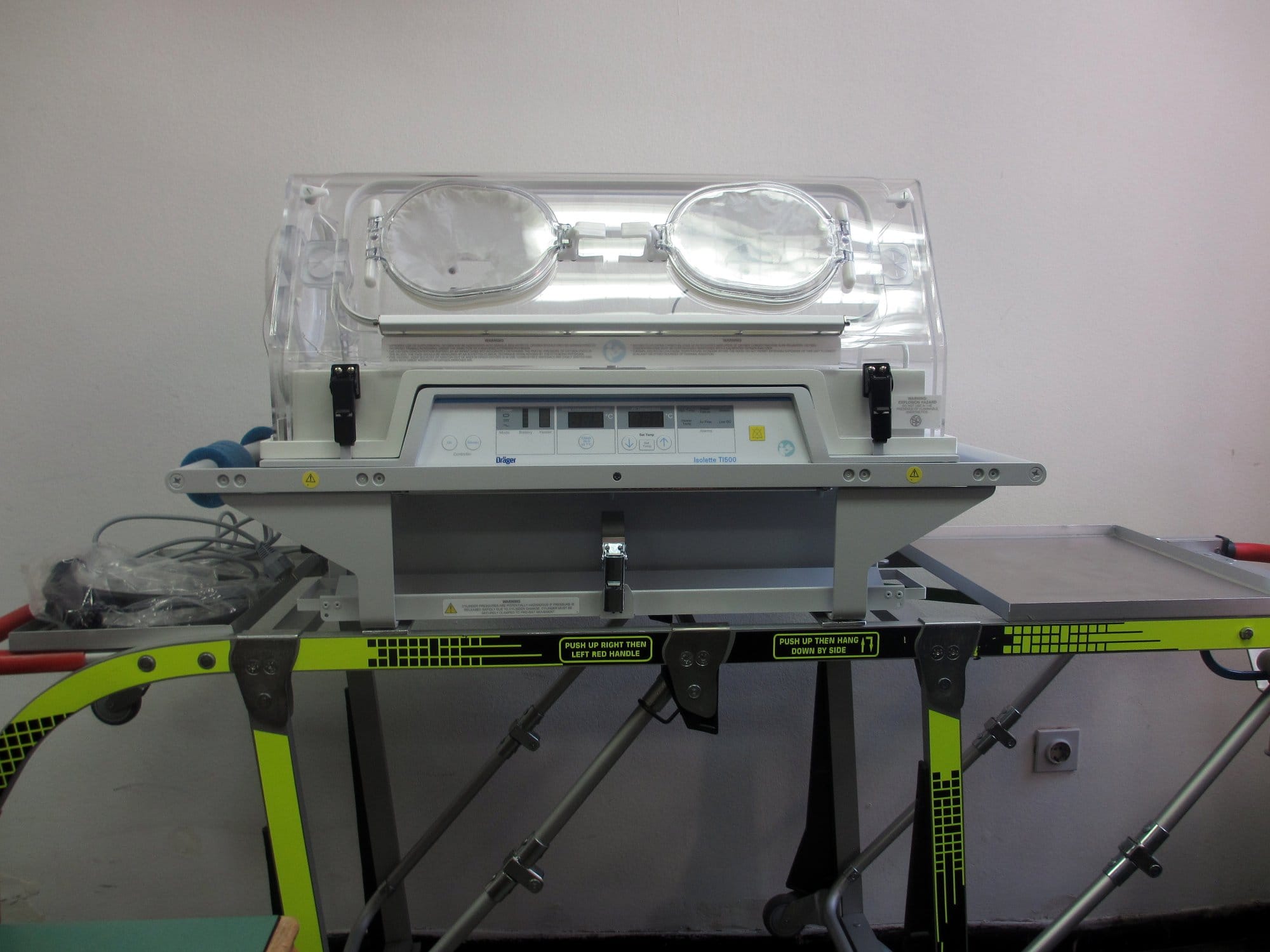 Niška ginekologija dobila pokretni inkubator 1 Mobilni inkubator foto JV j A