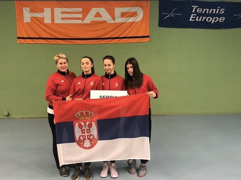 Ana i Lola prva i treca Cropped