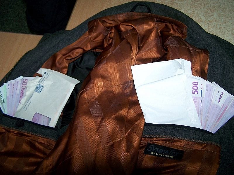 Koverte sa novcem u dzepovima jakne Foto Uprava carina