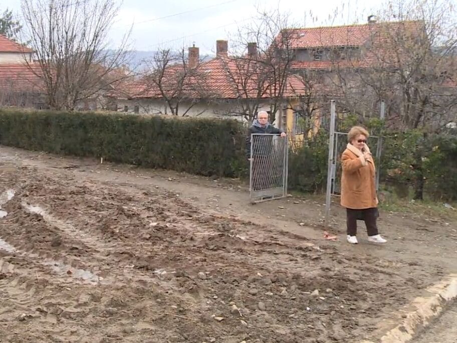Članica Udruženja stanara hapšena jer je “ometala radove” u svom dvorištu 14 Plac Cedoslava Ristic foto N1