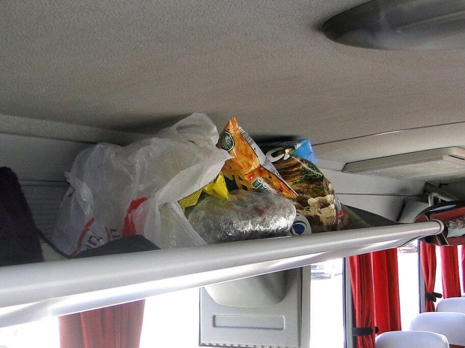 Marihuana na polici iznad sedista