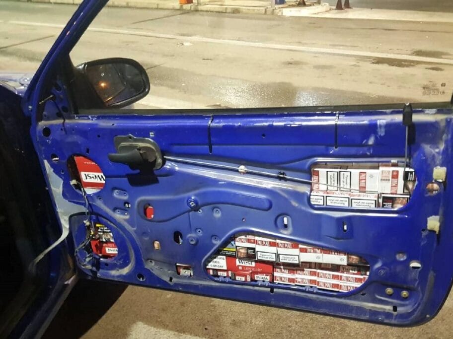 Cigarete sakrivene u vratima automobila