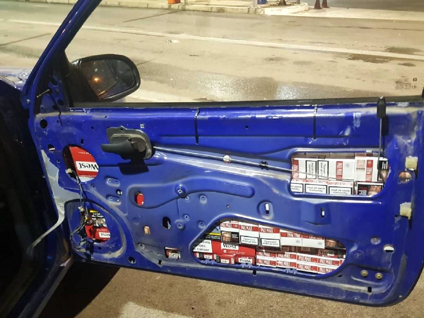 Cigarete sakrivene u vratima automobila