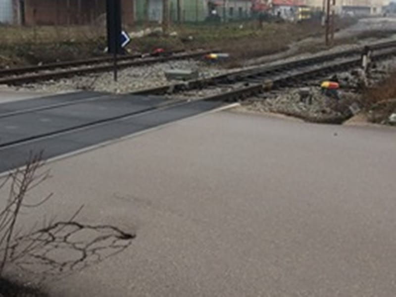 DSS: Novoizgrađeni pružni prelaz u Leskovcu već se obrušava 1 Pruga rupe foto DSS