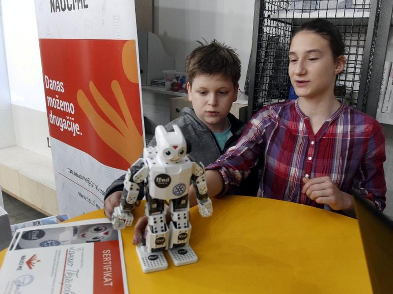 Osnovci se i u Nišu takmiče u programiranju robota 14 code robot 5 j dj p