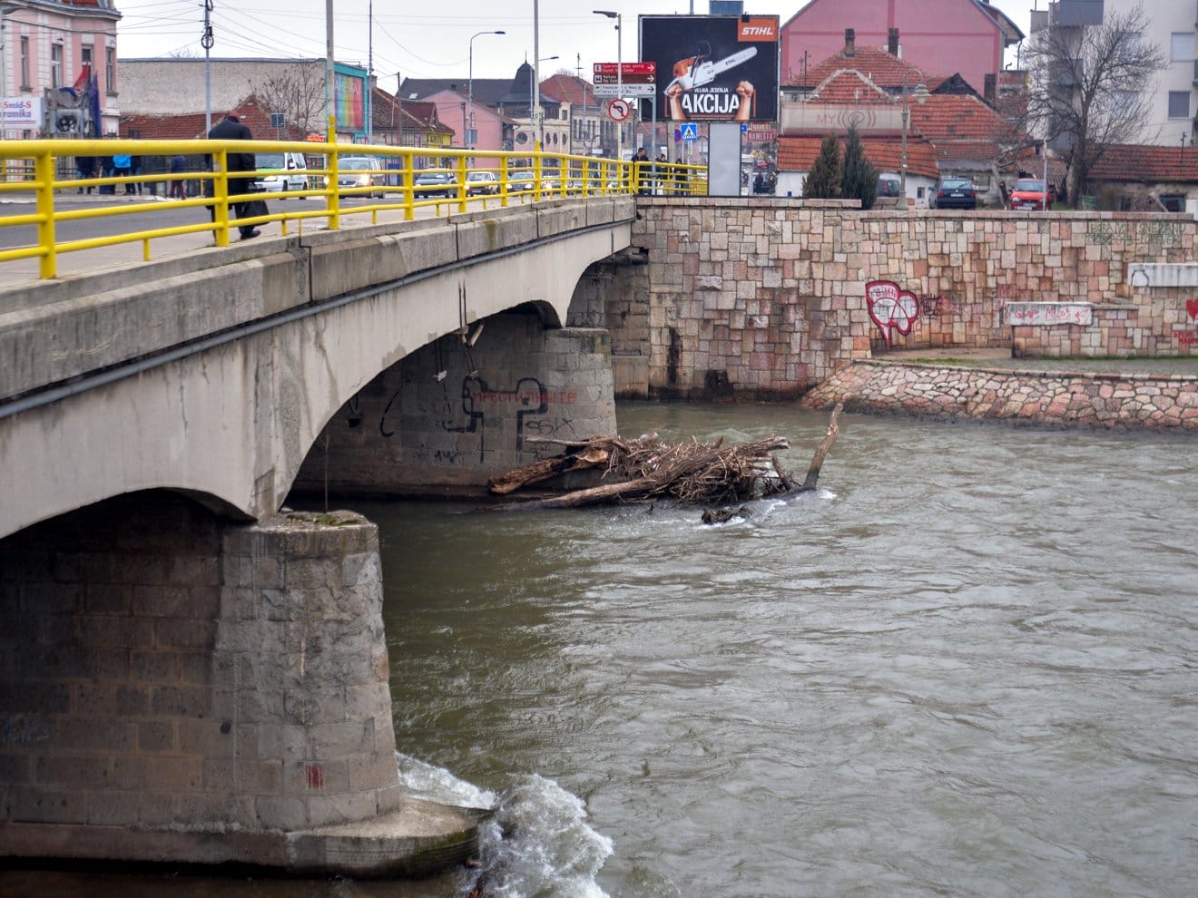 Foto-vest: Grane zaglavljene ispod “Kamenog mosta” u Nišu 1 Drvece Kameni most foto Vanja Keser