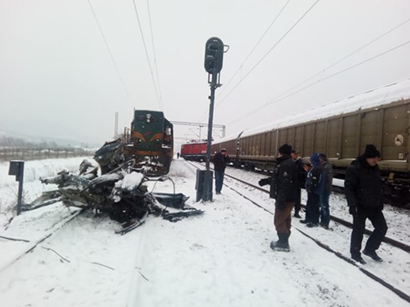 Voz udario u automobil, dvoje mrtvih 17 Saobracajka v banja i m