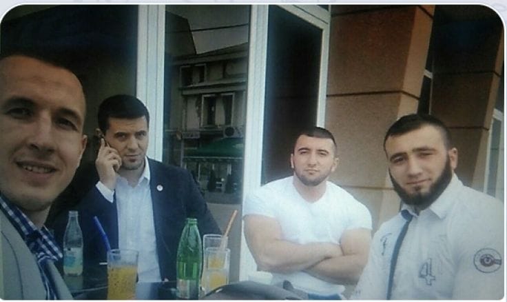 Zildžić-u-odijelu-i-napadač-skroz-desno-sa-bradom