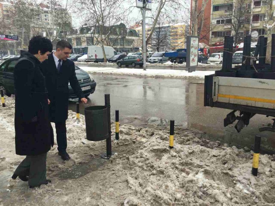 Načelnica Okruga "uređuje" okolinu Bulevarske pijace 11 kante pijaca2