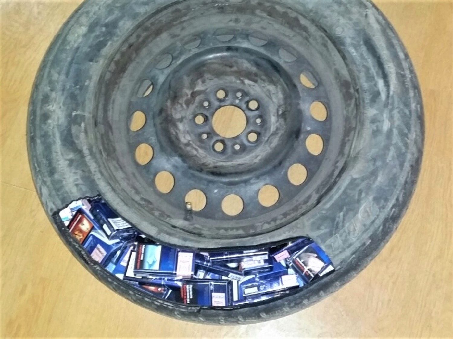 Cigarete u rezervnom tocku foto Uprava carina