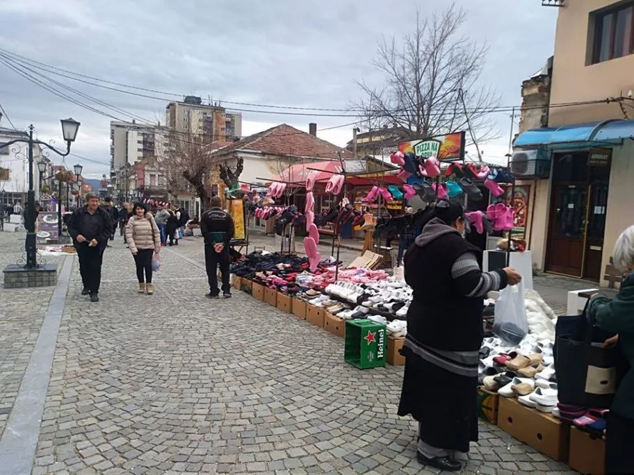 Papuče i veš na najvećem broju osmomartovskih tezgi 14 28829026 10215427839313104 1251507795 n