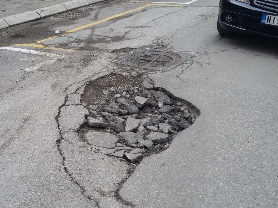 Direkcija: Od ponedeljka kreće "krpljenje" udarnih rupa 3 krater ucitelj tasina foto citalac