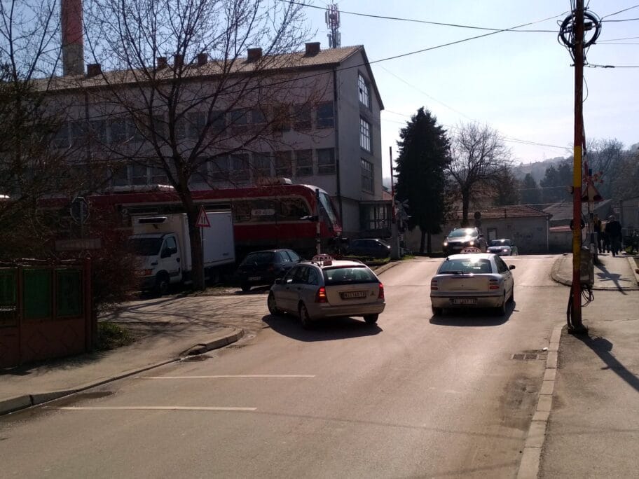 Ne rade rampe na "pirotskoj" pruzi kroz Niš zbog kvara na instalacijama 15 Podignuta rampa kod Starog groblja foto citalac