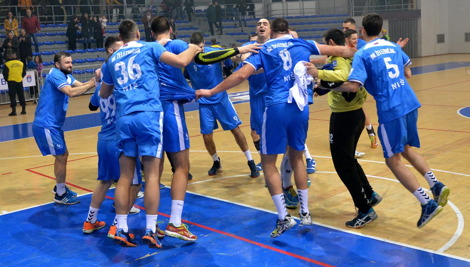 rk-zeleznicar-nis,-slavlje-igraca,-foto-superliga-rukomet