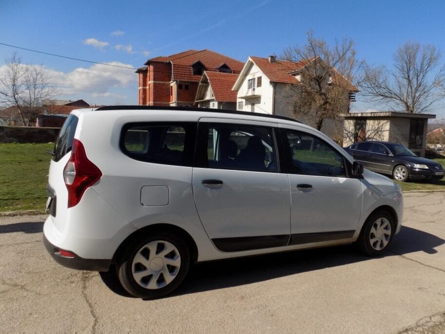 Đaci iz udaljenih sela do škole u Bojniku novim autom 6 Nova dacija foto Info Centar Juga