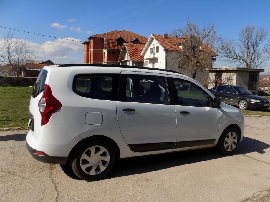 Đaci iz udaljenih sela do škole u Bojniku novim autom 1 Nova dacija foto Info Centar Juga