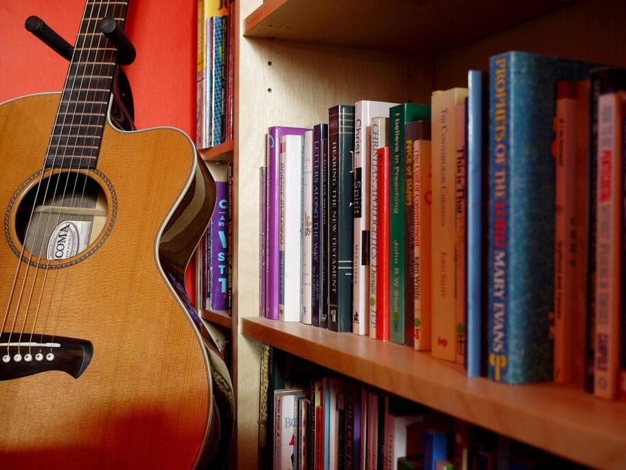 Knjige i gitara foto flickr Brett Jordan