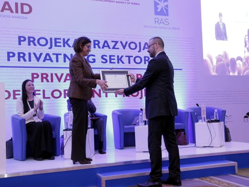 Novom opremom i obukama do novih radnih mesta na jugu Srbije 1 Dodela zahvalnica projekat foto USAID