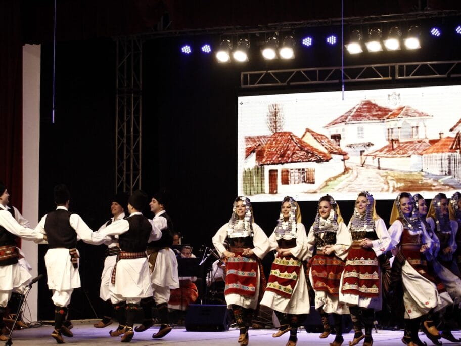 Folklorni ansambl “Oro” nastupa u Domu Vojske 13 oro foto skc scaled