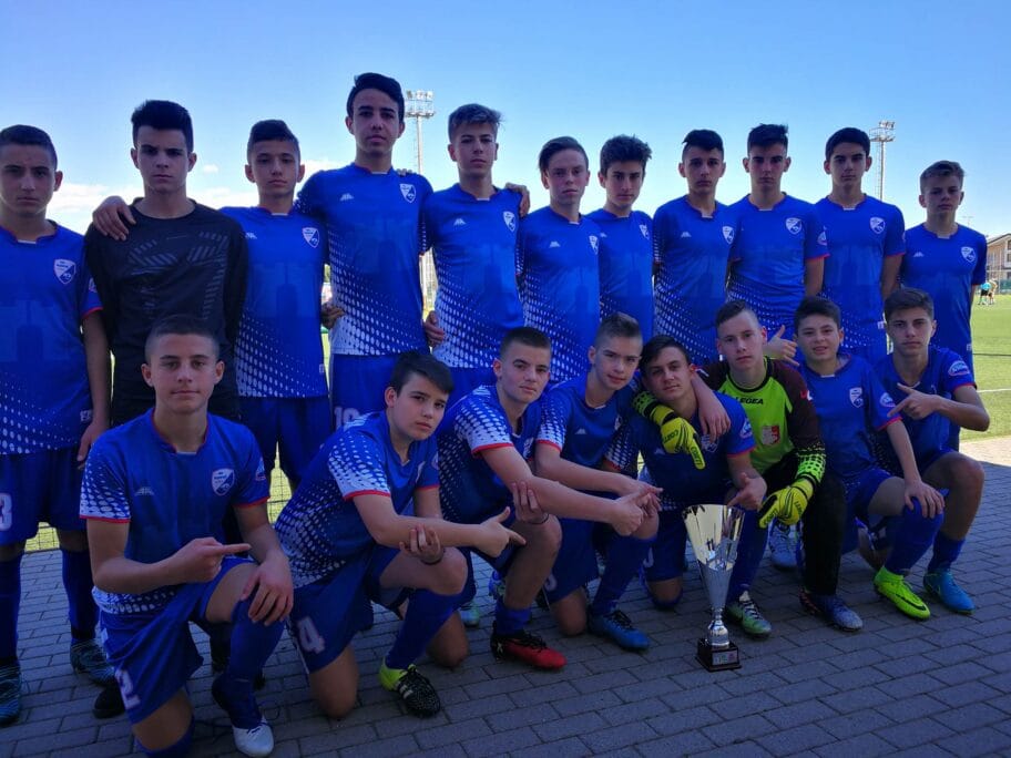 Mladi niški fudbaleri osvojili drugo mesto na Interovom turniru 4 pehar 2003